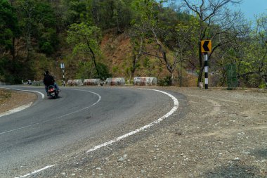 Uttarakhand, Dehradun 'da bir orman yolu, kentsel genişleme ve kaynak talepleri nedeniyle orman örtüsünün azaltıldığını gösteriyor.