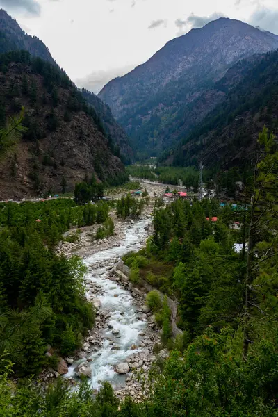 Ganj Nehri 'nin kutsal bir kolu olan Bhagirathi Nehri, Gangotri Buzulu' ndan Harsil Vadisi 'ne akar..