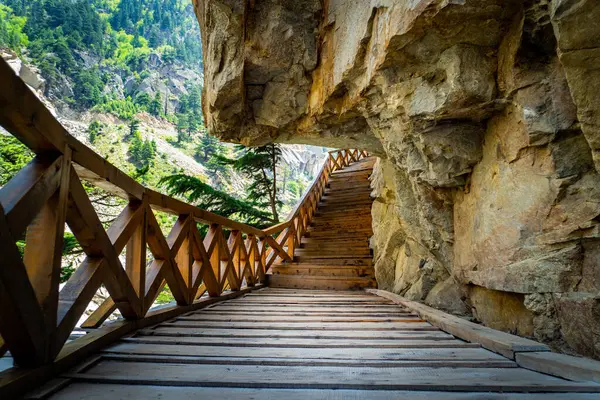 Bir zamanlar önemli bir Hint-Tibet ticaret yolu olan Uttarkashi 'de 136 metre uzunluğunda ahşap köprü, şimdi manzaralı bir turizm merkezi haline geldi..