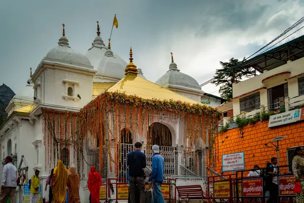 20 Mayıs 2025, Uttarakhand Hindistan. Dindarlar, Himalayalar 'daki saygı duyulan bir Hindu tapınağı olan Gangotri Dham' da kutsal Ganj 'ın kökenini işaretlemek için toplandılar..