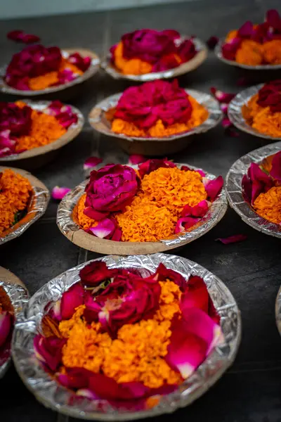 Geleneksel pooja çiçekleri sunar ve Gangotri Dham 'da kutsal bir Hindu hac alanı olan kâselerde maddelere tapar..