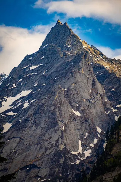 Harsil Vadisi, Uttarkashi 'de ana Ganga kaynağı olan Bhagirathi' ye akan bir buzul nehri bulunan ikiz tepeler. Hindistan