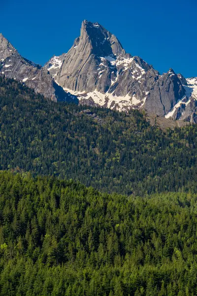 Harsil Vadisi, Bhagirathi Nehri, Gangontri Buzulu, Mt. Srikantha, Harsil ve Bandarpoonch Boynuzları. Uttarkashi Hindistan.
