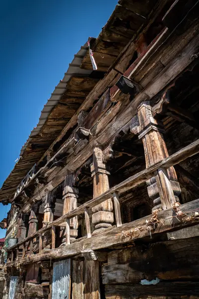 Harsil Vadisi, Uttarakhand, Mukhba Köyü 'ndeki tarihi ahşap yapılar Himalaya işçiliğini sergiliyor. Hindistan