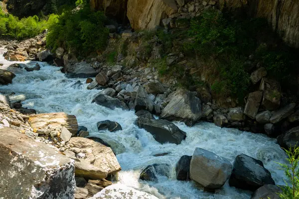Ganj 'ın önde gelen nehirlerinden biri olan Bhagirathi Nehri Gaumukh Buzulu' ndan akar ve Alaknanda ile Devpray Ag 'da birleşir..