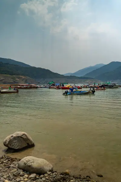 20 Mayıs Tahri Gölü, Uttarakhand Hindistan. Tehri Gölü, Hindistan 'da yüksek hızlı su sporları jet ski, tekne gezisi, deniz paraşütü ve macera aktiviteleriyle.