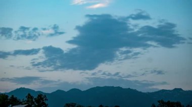 Mussoorie tepelerinde gece boyunca dramatik muson öncesi bulutlar süzülür, Dehradun 'dan çarpıcı bir zaman atlaması ile yakalanır..
