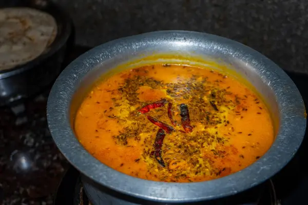 Geleneksel Hint Arhar Dal Tadka, zengin baharatlarla hazırlanıyor, otantik tatlar için bir ev mutfağında pişiriliyor.