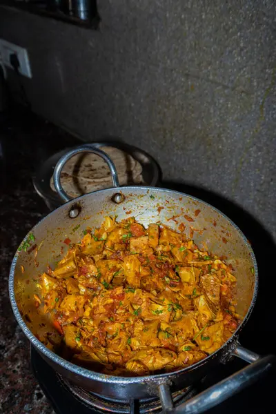 Geleneksel Hint Kathal (Jackfruit) körisi, zengin, cesur tatlar için ev mutfağında aromatik baharatlarla yavaş pişirilmiş.