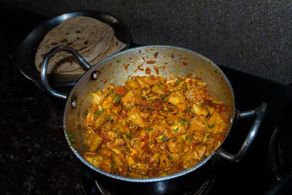 Geleneksel Hint Kathal (Jackfruit) körisi, zengin, cesur tatlar için ev mutfağında aromatik baharatlarla yavaş pişirilmiş.