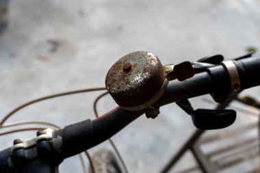 Eski bir bisikletin üzerinde yıpranmış, kırsal bisiklet gidonu zili, Hindistan 'da klasik cazibe ve nostalji sergiliyor..