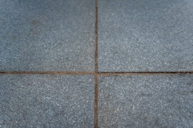 Kare karolar arasında su geçirmez harç malzemesi kullanarak, Hint evinin çatısında dayanıklılık ve korunma sağlayan tam olarak dik bir eklem..