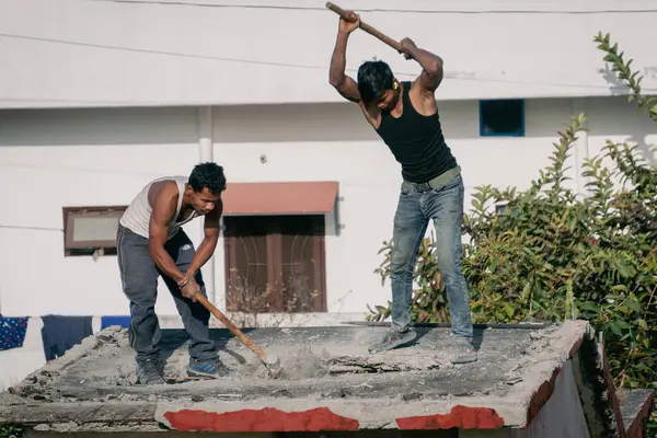 15 Şubat 2025 Dehradun Uttarakhand Hindistan. İnşaat işçileri yeni inşaat için bir evi sökmek için kaya matkabı ve çekiç kullanıyorlar. Dehradun şehrinde el işçiliği, Uttarakhand, Hindistan.