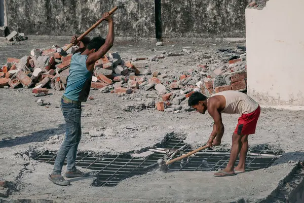 23 Ocak 2025 Dehradun Şehri Uttarakhand Hindistan. Günlük işçi maaşı yeni şehir konutları için çekiçli evleri söküyor. Hindistan 'ın aşırı nüfuslu Dehradun kentindeki şehir gelişimi.