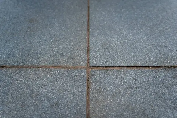 Kare karolar arasında su geçirmez harç malzemesi kullanarak, Hint evinin çatısında dayanıklılık ve korunma sağlayan tam olarak dik bir eklem..