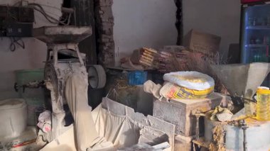 11 Haziran 2025, Uttarakhand Hindistan. Uttarakhand, Hindistan 'daki yerel bir mağazada elektrikle çalışan geleneksel bir un değirmeni, tarladan sofraya geçişi destekliyor..