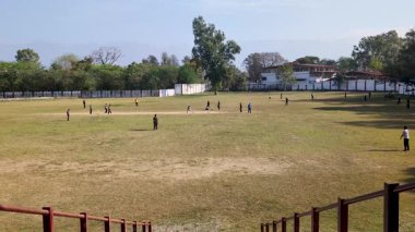 11 Haziran 2025, Uttarakhand Hindistan. Genç kriket meraklıları Hindistan 'da canlı bir maçın keyfini çıkarıyorlar. Ülkenin spora olan derin sevgisini gözler önüne seriyorlar..