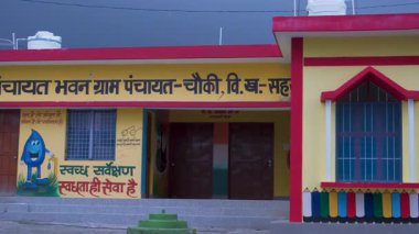 1 Temmuz 2025, Dehradun Şehri Uttarakhand Hindistan. Hükümet Gram Panchayat ve Anganwadi binaları Dehradun, Uttarakhand kırsal kesimlerine hizmet veriyor