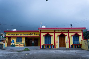 1 Temmuz 2025, Dehradun Şehri Uttarakhand Hindistan. Hükümet Gram Panchayat ve Anganwadi binaları Dehradun, Uttarakhand kırsal kesimlerine hizmet veriyor