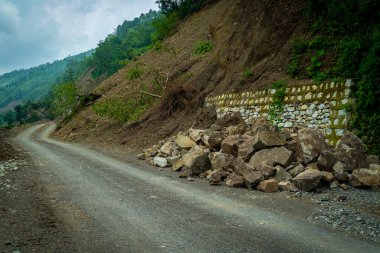 Muson yağmurları, Maldevta köyü, Dehradun kenar mahalleleri, Uttarakhand, Hindistan 'daki kırsal yolları tıkayan toprak kaymalarını tetikledi