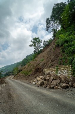 Muson yağmurları, Maldevta köyü, Dehradun kenar mahalleleri, Uttarakhand, Hindistan 'daki kırsal yolları tıkayan toprak kaymalarını tetikledi