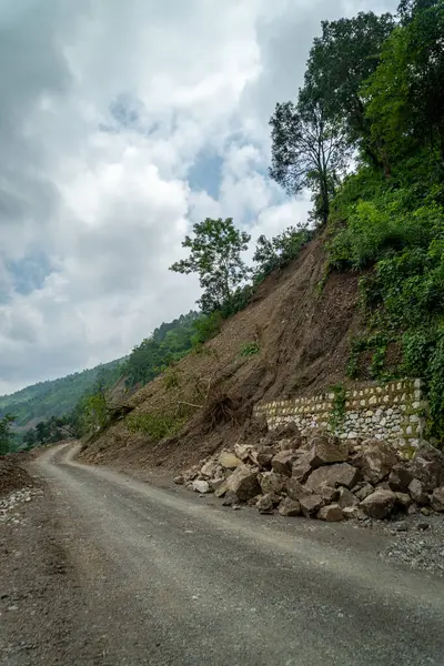 Muson yağmurları, Maldevta köyü, Dehradun kenar mahalleleri, Uttarakhand, Hindistan 'daki kırsal yolları tıkayan toprak kaymalarını tetikledi