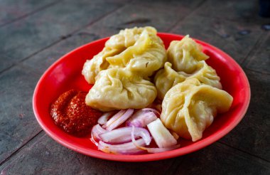 Hot Momos, Baharatlı Kırmızı Chutney ile birlikte Dehradun, Hindistan 'da bir yol kenarı tezgahında servis edildi.
