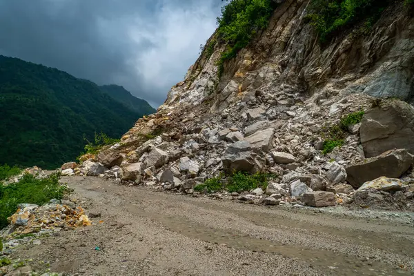 Muson yağmurları, Maldevta köyü, Dehradun kenar mahalleleri, Uttarakhand, Hindistan 'daki kırsal yolları tıkayan toprak kaymalarını tetikledi