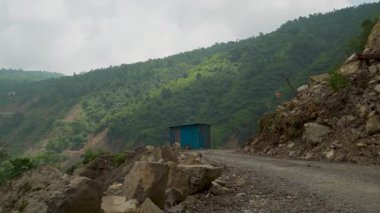 Muson yağmurları, Maldevta köyü, Dehradun kenar mahalleleri, Uttarakhand, Hindistan 'daki kırsal yolları tıkayan toprak kaymalarını tetikledi