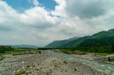 23 Temmuz 2025 Uttarakhand Hindistan. Mevsimlik nehir, Uttarakhand Hindistan 'ın Dehradun kenar mahallelerinde muson sırasında tekrar su kazanır.