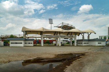 23 Temmuz Dehradun Uttarakhand Hindistan. Uttarakhands karayolu genişleme projesinin bir parçası olan Dehradun ve Rishikesh 'i birbirine bağlayan Thano yakınlarındaki modern üstgeçit.