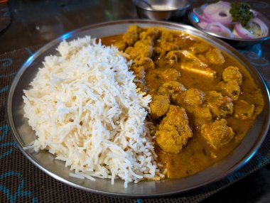 Besleyici soya chuk körili pilav, protein zengini vegan Hint yemeği taze ve sağlıklı servis edilir.