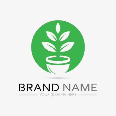 Kürek ikonlu bahçe logosu ve yeşil yapraklı ağaç logo şablonu.