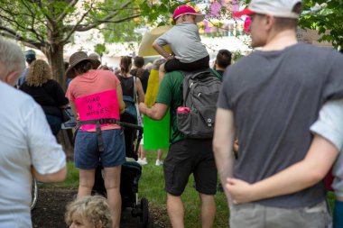 Philadelphia, PA USA 06-25-2022 Woman kalabalık kürtaj yanlısı kadınların üreme özgürlüğü politik mitinginde feminist bir tabela tutuyor. Tabelada 