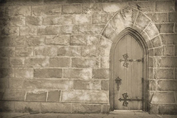 Черно Белая Дверь Центре Церкви Здоровенной Каменной Стене Антикварной Аппаратурой — стоковый вектор