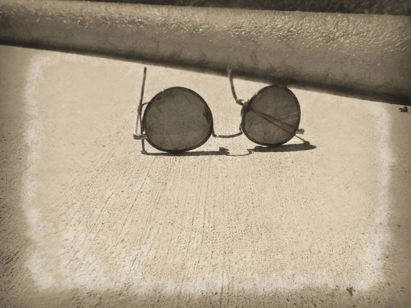 Aquarell Sonnenbrille Mit Kühlen Grünen Gläsern Die Auf Zement Pool — Stockvektor