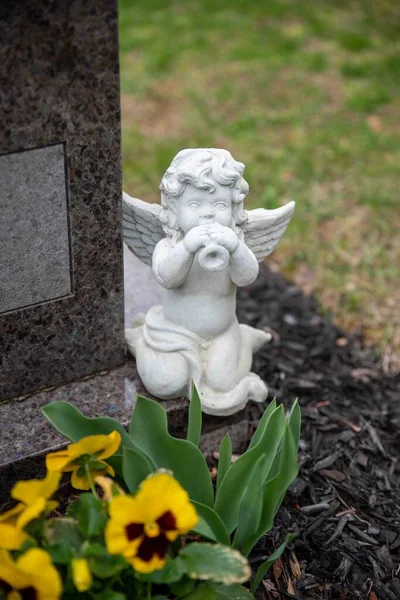 Кладовищі Надгробний Камінь Білою Статуєю Ангела Херувима Крилами Жовті Квіти — стокове фото