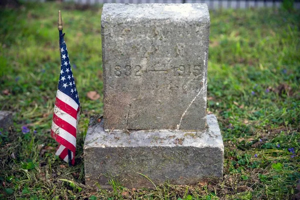 Bürgerkriegssoldatengrab Mit Datiertem Stein Und Grünem Rasen Amerikanische Flagge Daneben — Stockfoto