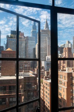 Güzel New York şehri yaz manzarası mavi gökyüzü açık bir pencereden görülüyor. Chrysler Binası görünür, kopyalama alanı ile.