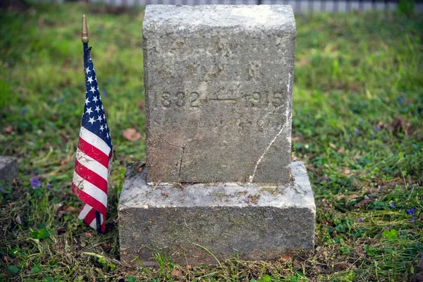 石と緑の芝生のフィールドと南北戦争の兵士の墓 アメリカ国旗の横にはコピースペースがあります 人はいない 自然光の中で屋外で撮影 — ストック写真