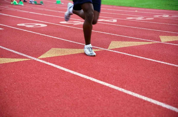 외로운 아프리카 미국인 경주자붉은 경기장 트랙에서 라인에서 복제품 — 스톡 사진
