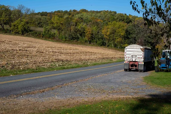 Camion Lagre Tracteur Agricole Garés Long Une Route Rurale Entourée — Photo