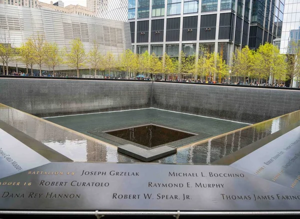ニューヨーク ニューヨーク 米国04 23攻撃の犠牲者の名前は 永久的な滝の記憶プールと街並みを背景に世界貿易センターのサイトで記念碑に刻まれています — ストック写真