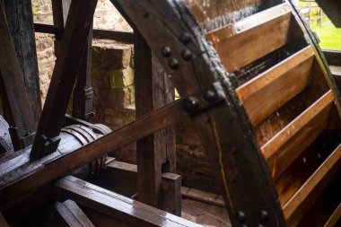 Pensilvanya 'nın ilk demir ocağındaki koloni Amerikan hidroelektrik çarkının bu görüntüsüne odaklan. Çark dönüyor ve su kanaldan dökülüyor. Muazzam bir merkez ve konuşma mekanizması görünür.