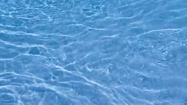 在放松的蓝色游泳池水面上改变波纹图案 高质量的4K镜头 晶莹蓝宁静池水与斑斑阳光表面的松驰脉动 不知道 — 图库视频影像