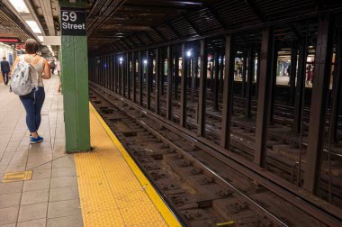 New York, New York, ABD 05-11-2023. New York City, New York, ABD 'deki 59. Sokak metro istasyonunda bir tren bekliyor. Sadece editör kullanımı