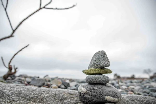 Groen Grijs Gestapelde Stenen Sculptuur Een Prachtige Evenwichtige Stapel Een — Stockfoto