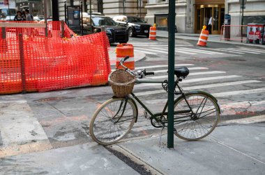 Meşgul bir Manhattan NYC kavşağında eski moda hasır sepetli muhteşem eski bir bisiklet..
