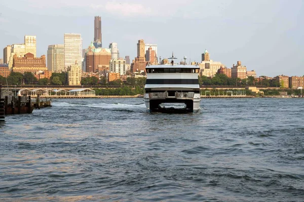 フェリー ゴッドマザー フェリー ボートは マンハッタン ニューヨーク市からハドソン川を横断し 乗客とスタテン島へ向かう コピースペース 編集のみを使用する — ストック写真