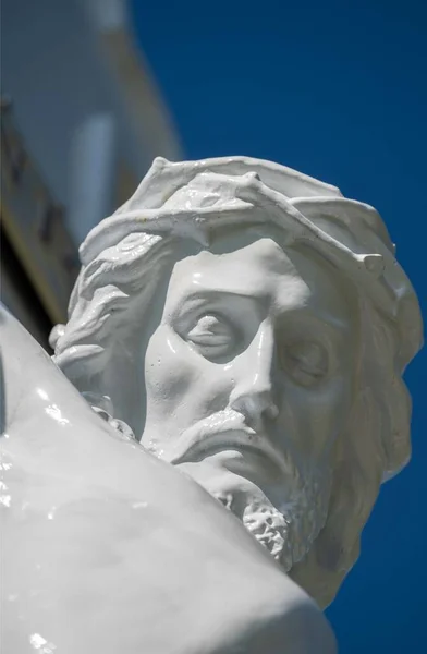 Closeup Jesuss Rosto Cruz Com Coroa Espinhos Pedra Branca Com — Fotografia de Stock